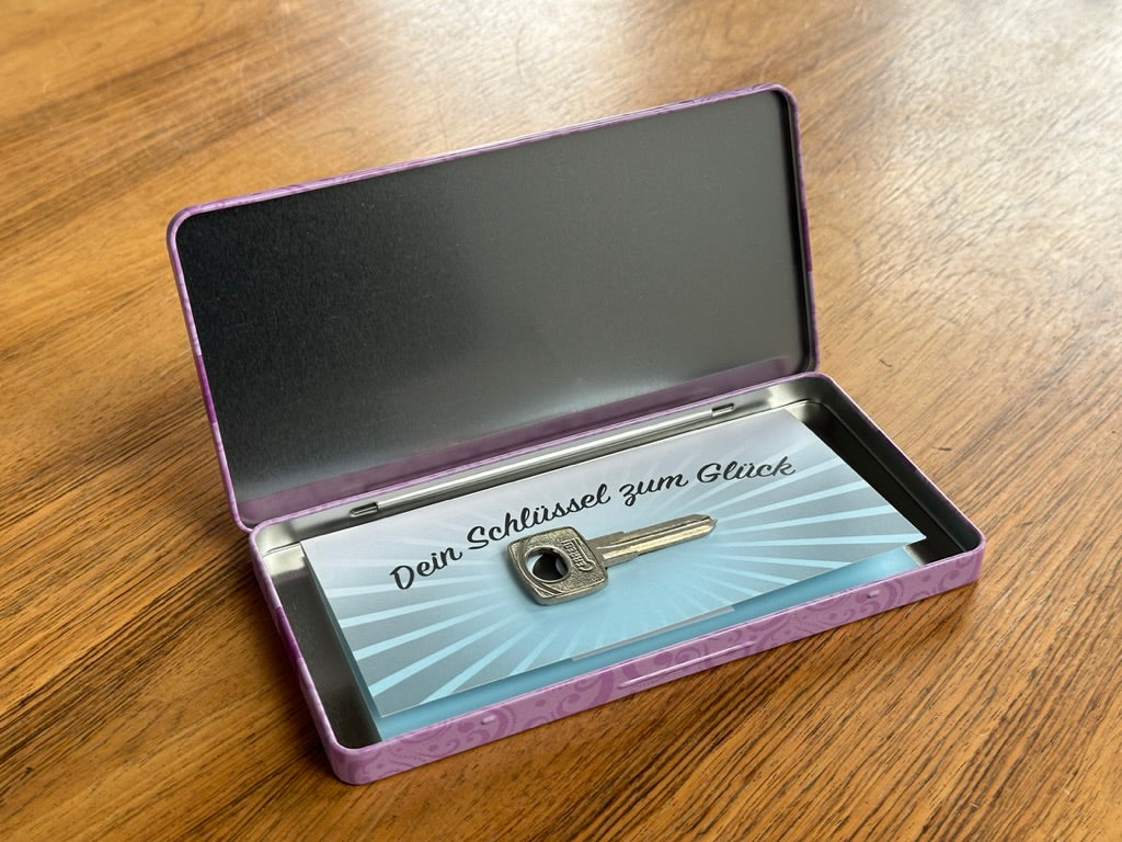 Zum Geburtstag nur das Allerbeste aus zartem Blech, hochwertiger Pappe und feinsten Diamanten! Natürlich inklusive Klappgutschein und originalem Autoschlüssel (plus 12,50 Euro inkl. Versand)