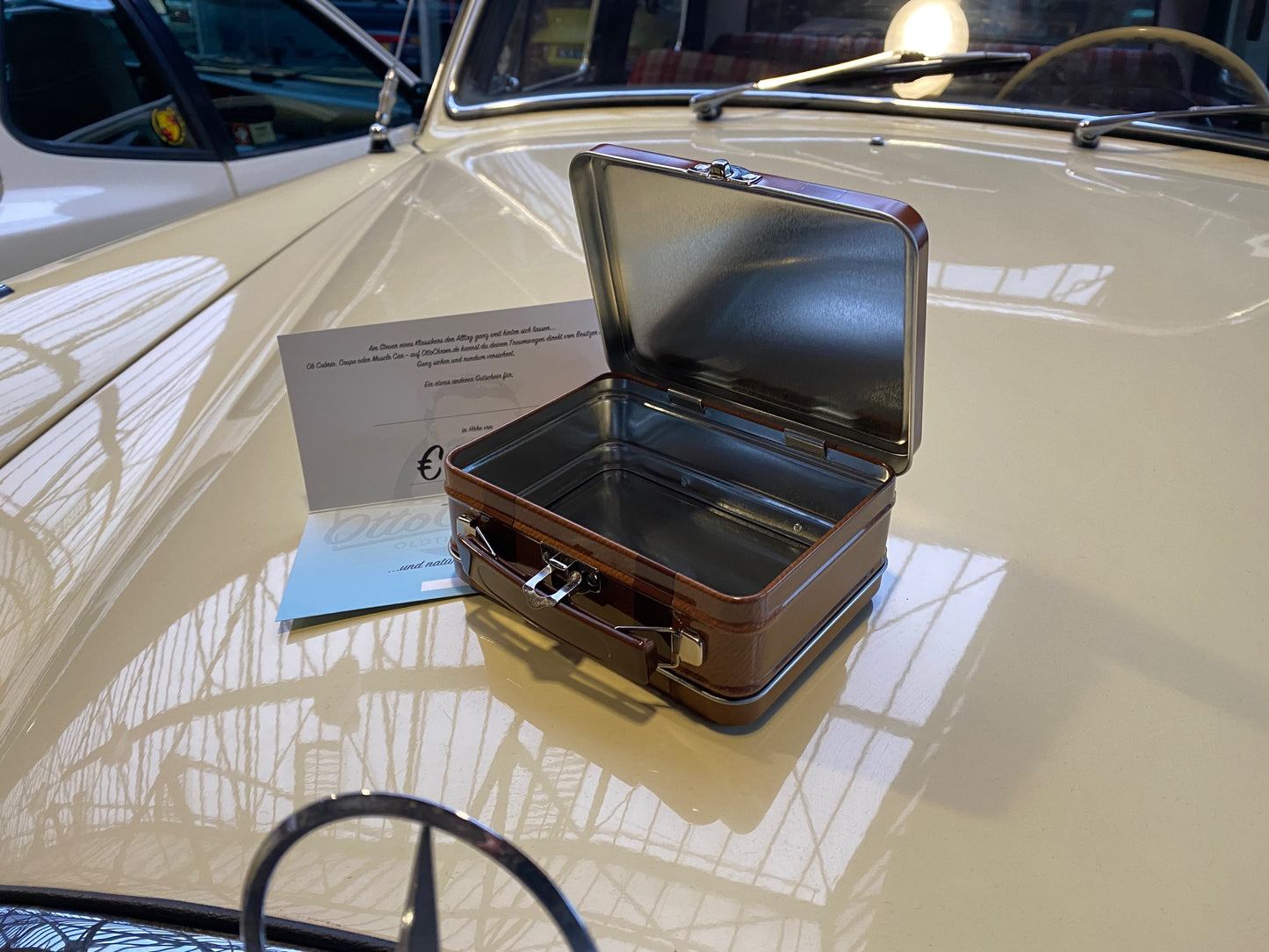 Der Koffer mit Faltgutschein (plus 25 Euro inkl. Versand) für ausgedehnte Reisen im Klassiker