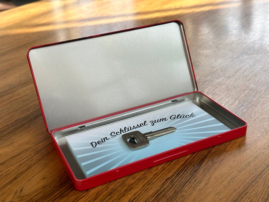 Nachbars Rose auf der magischen Metallschachtel mit Klappgutschein und originalem Autoschlüssel (plus 12,50 Euro inkl. Versand)