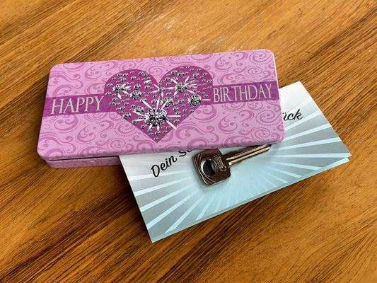 Zum Geburtstag nur das Allerbeste aus zartem Blech, hochwertiger Pappe und feinsten Diamanten! Natürlich inklusive Klappgutschein und originalem Autoschlüssel (plus 12,50 Euro inkl. Versand)