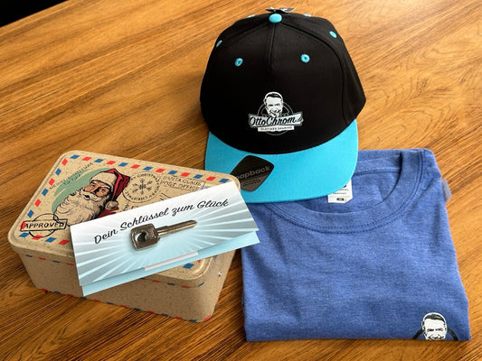 Santa´s riesige Weihnachtsbox mit eingebautem Sound, OttoChrom-Crew T-Shirt und OttoChrom Basecap! Natürlich inklusive Klappgutschein und originalem Autoschlüssel (plus 49 Euro inkl. Versand)