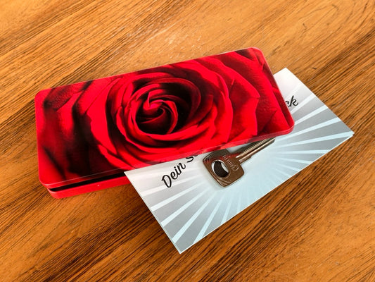 Nachbars Rose auf der magischen Metallschachtel mit Klappgutschein und originalem Autoschlüssel (plus 12,50 Euro inkl. Versand)