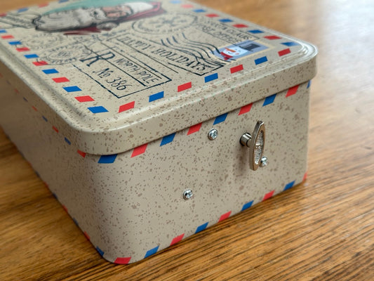 Santa´s riesige Weihnachtsbox mit eingebautem Sound, OttoChrom-Crew T-Shirt und OttoChrom Basecap! Natürlich inklusive Klappgutschein und originalem Autoschlüssel (plus 49 Euro inkl. Versand)