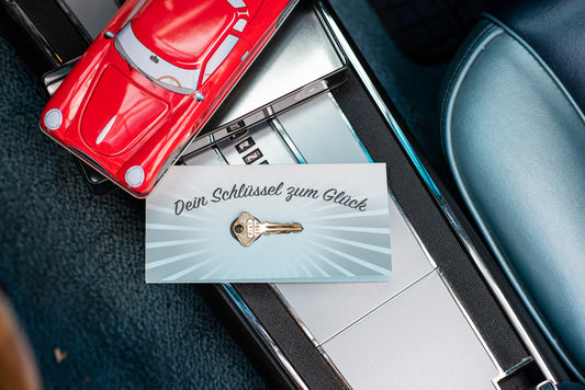 Die Retrobox aus Blech mit Faltgutschein und originalem Autoschlüssel (plus 25 Euro inkl. Versand)