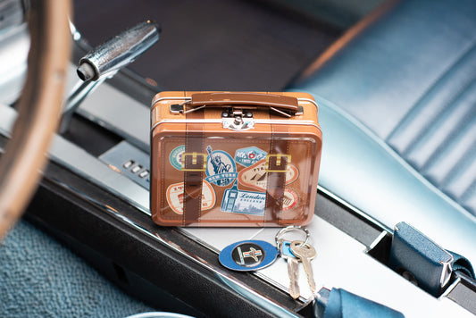 Der Koffer mit Faltgutschein (plus 25 Euro inkl. Versand) für ausgedehnte Reisen im Klassiker