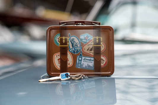 Der Koffer mit Faltgutschein (plus 25 Euro inkl. Versand) für ausgedehnte Reisen im Klassiker